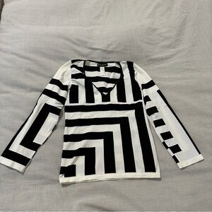 Bebe v-neck stretch top, size P/S, black & white! Super cute!!